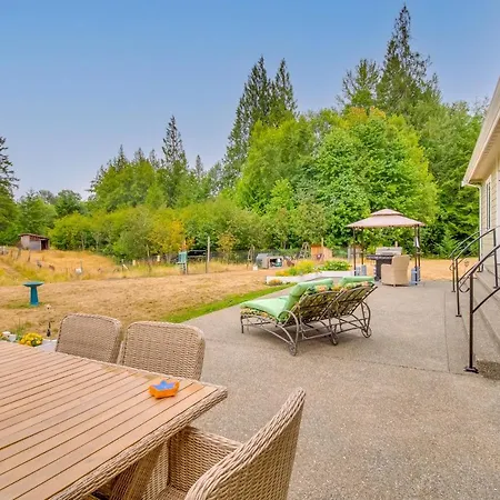 Peaceful Shelton Home With Spacious Yard And Fire Pit!